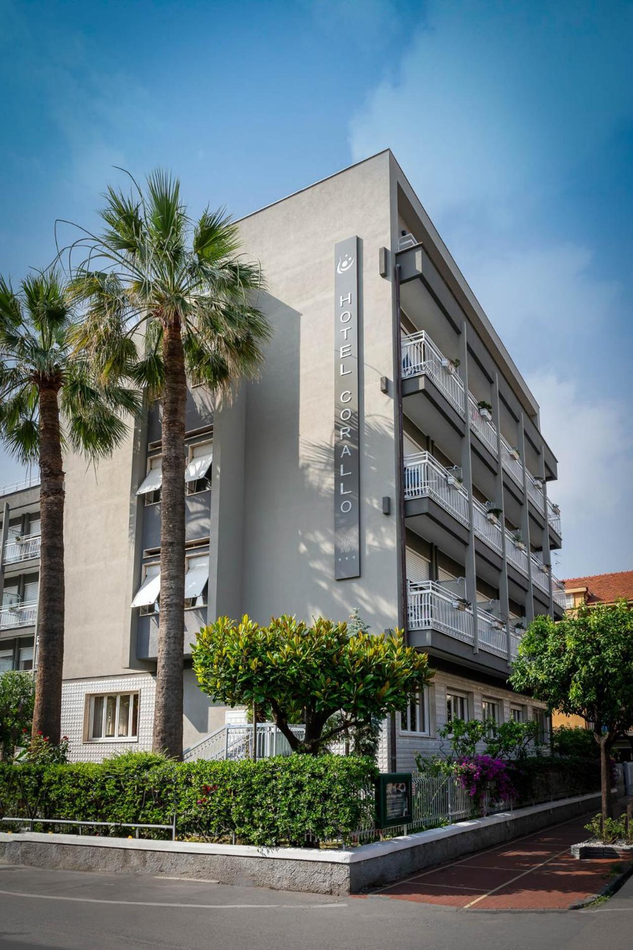 Corallo Wellness Hotel Диано Марина Екстериор снимка
