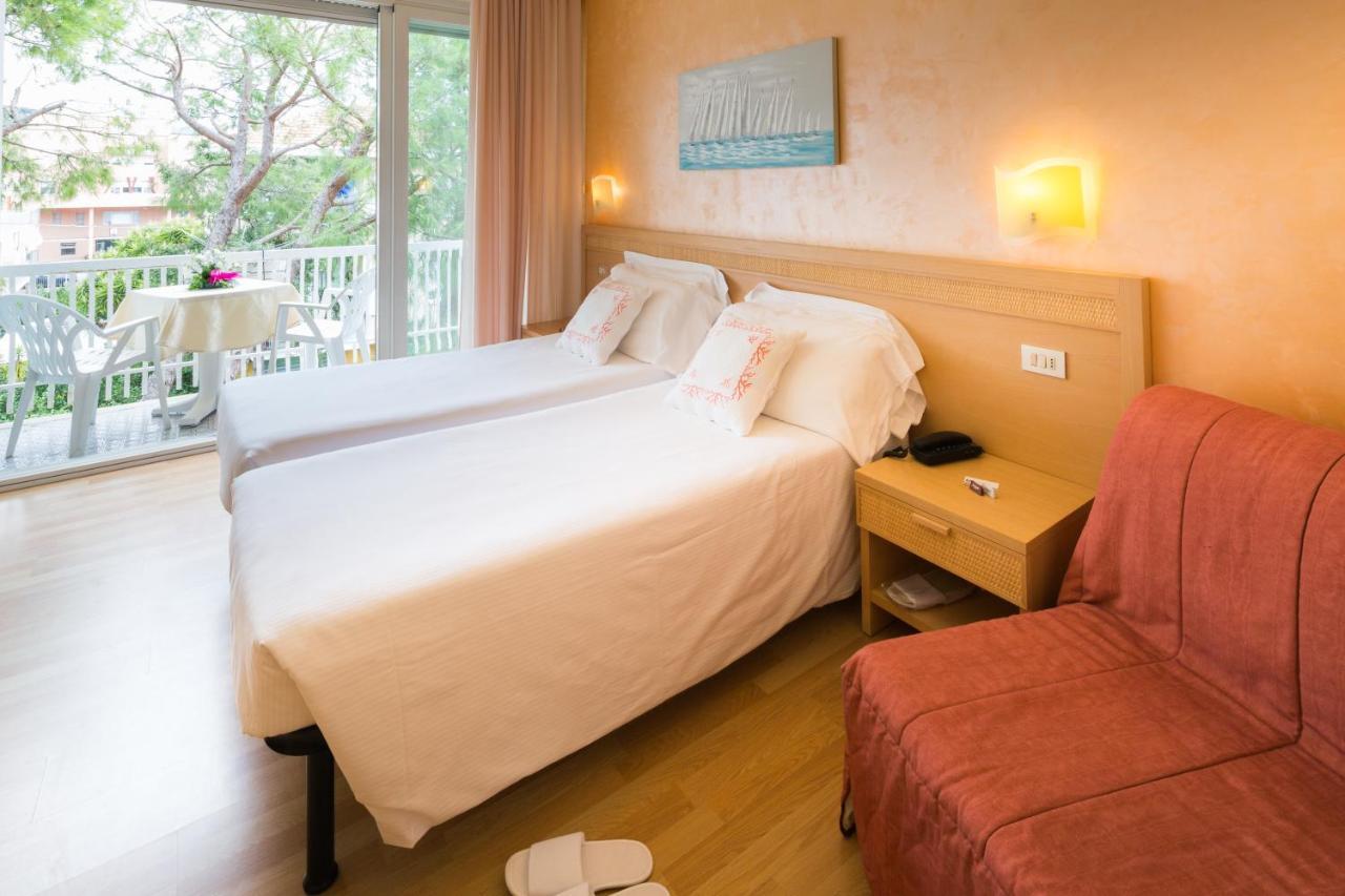 Corallo Wellness Hotel Диано Марина Екстериор снимка