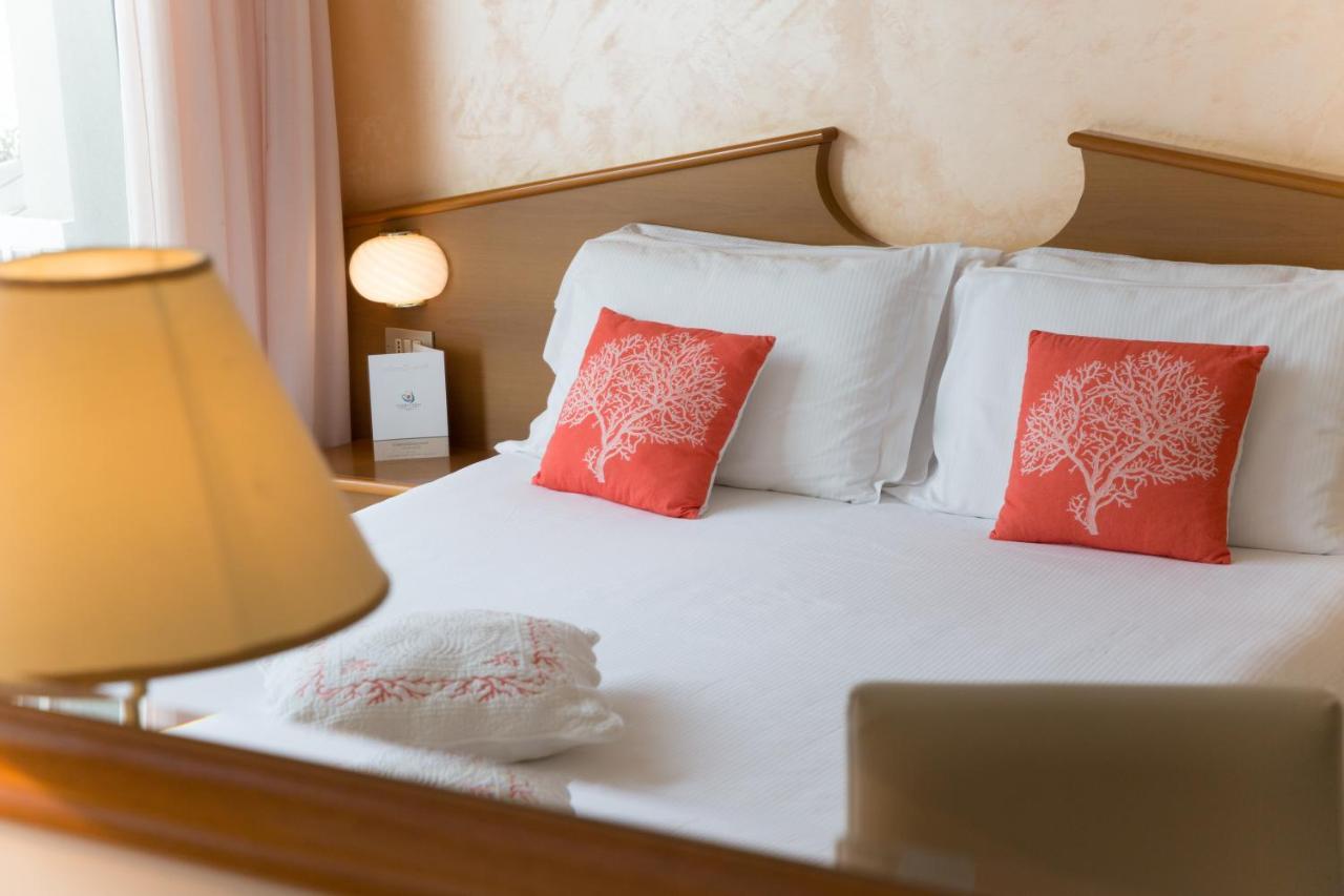 Corallo Wellness Hotel Диано Марина Екстериор снимка
